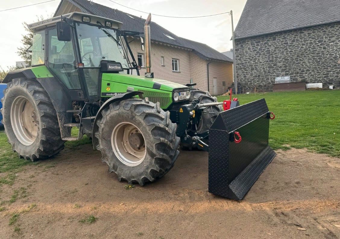 Deutz-Fahr AgroStar mit selbst gebautem Frontgewicht vor der Werkstatt in Kehrig